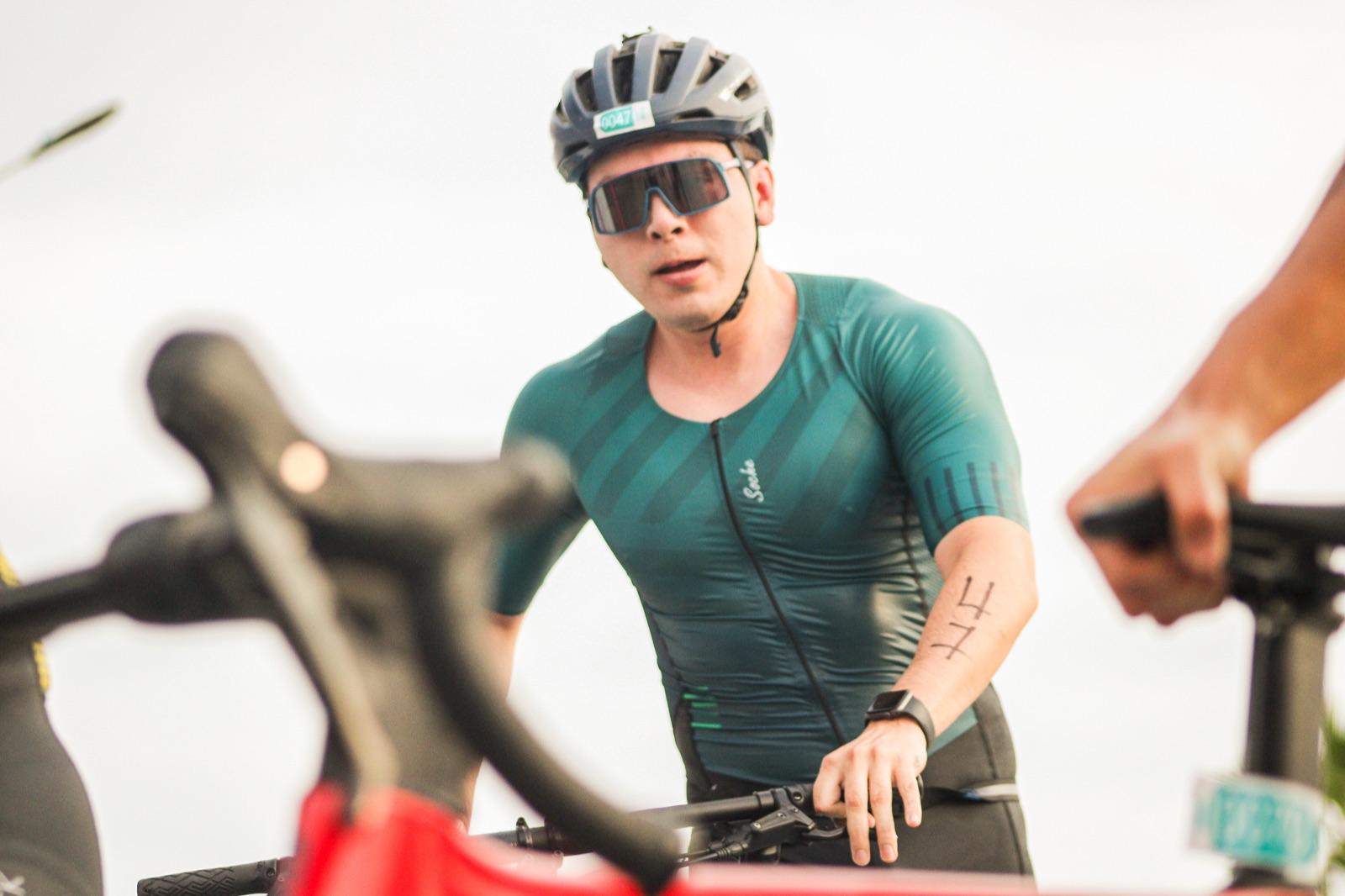 Jorge con casco y lentes en la zona de transición de un triatlón